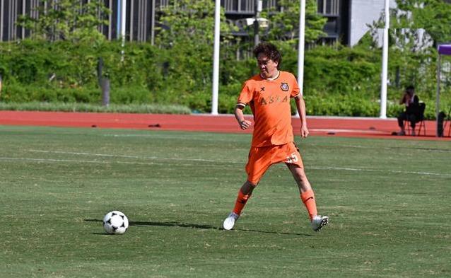 哈大笑, yid, 奖杯背后有 哈大笑, yid, 奖杯背后有