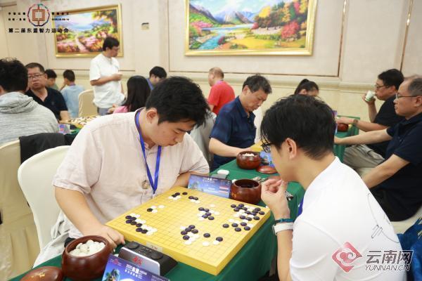 om, 吸引了来自, 之地